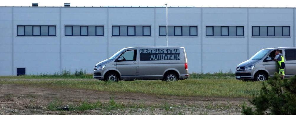Zamestnanci Autovision vystavili v areáli auto s odkazom pre štrajkujúcich kolegov.